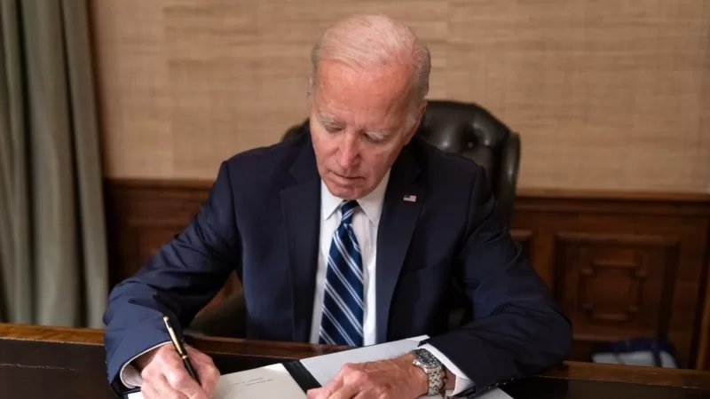 Biden hükümetin kapanmasının önüne geçen geçici bütçe tasarısını imzaladı