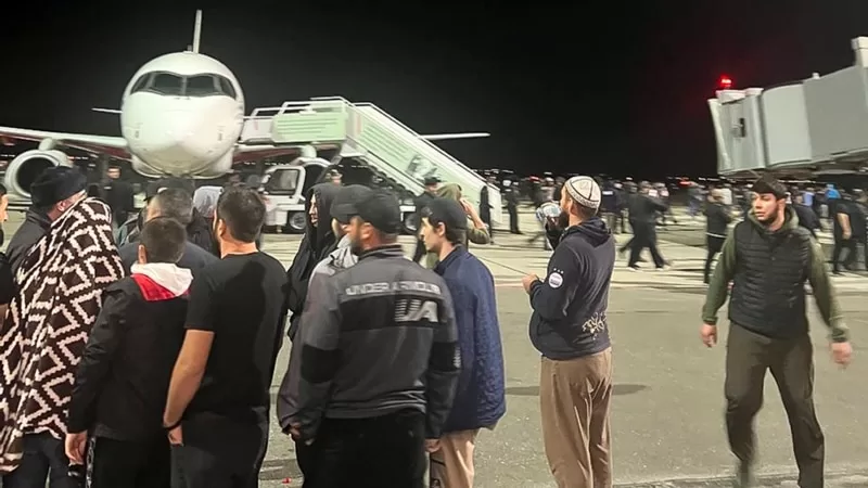 Dağıstan’de yüzlerce kişi İsrail'den gelen uçak nedeniyle havaalanına baskın düzenledi