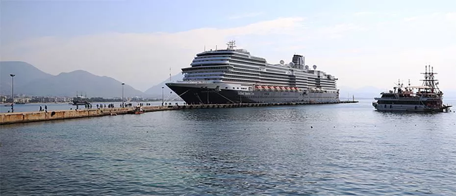 Dev kruvaziyer, rotasını İsrail'den Alanya'ya çevirdi