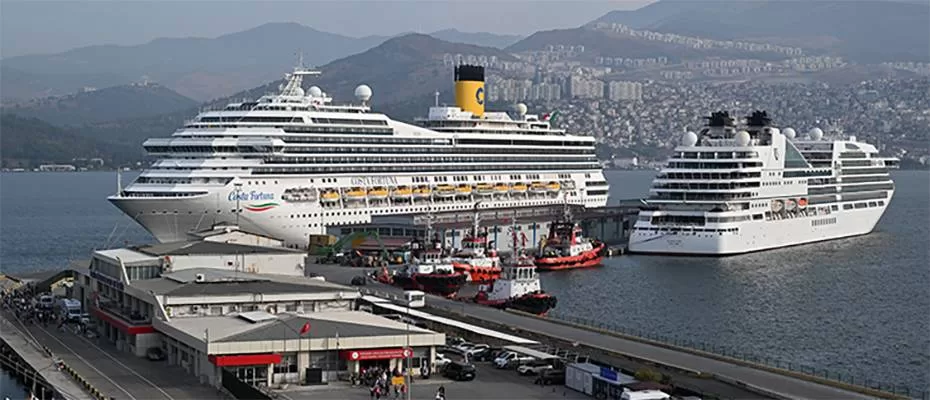 İzmir Limanı'na yanaşan iki kruvaziyerle turist hareketliliği yaşandı