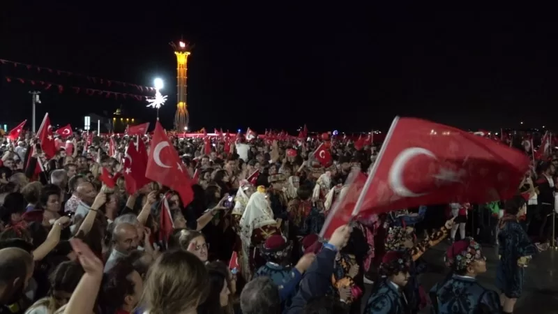 İzmirlilerden Cumhuriyet'in 100. yılı kutlamalarında "özgürlük" vurgusu