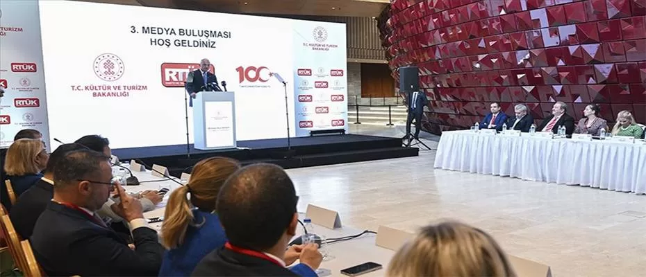 Kültür ve Turizm Bakanı Ersoy, AKM'de medya temsilcileriyle buluştu