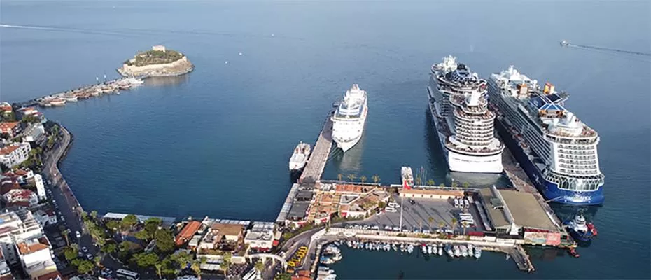 Kuşadası'na 3 kruvaziyer demirledi