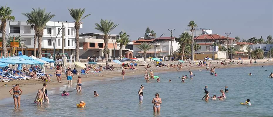 Mersin'de güneşli havayı fırsat bilenler denize girdi