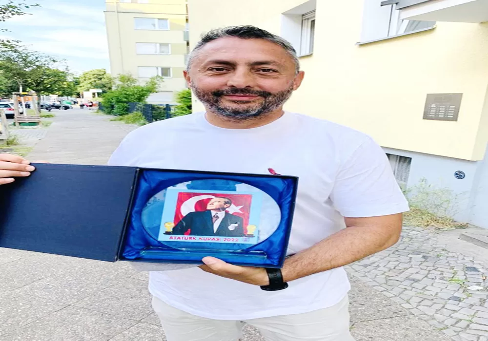 Berlin Eğitim Senatosu’ndan Hasan Çil’e başarı ödülü