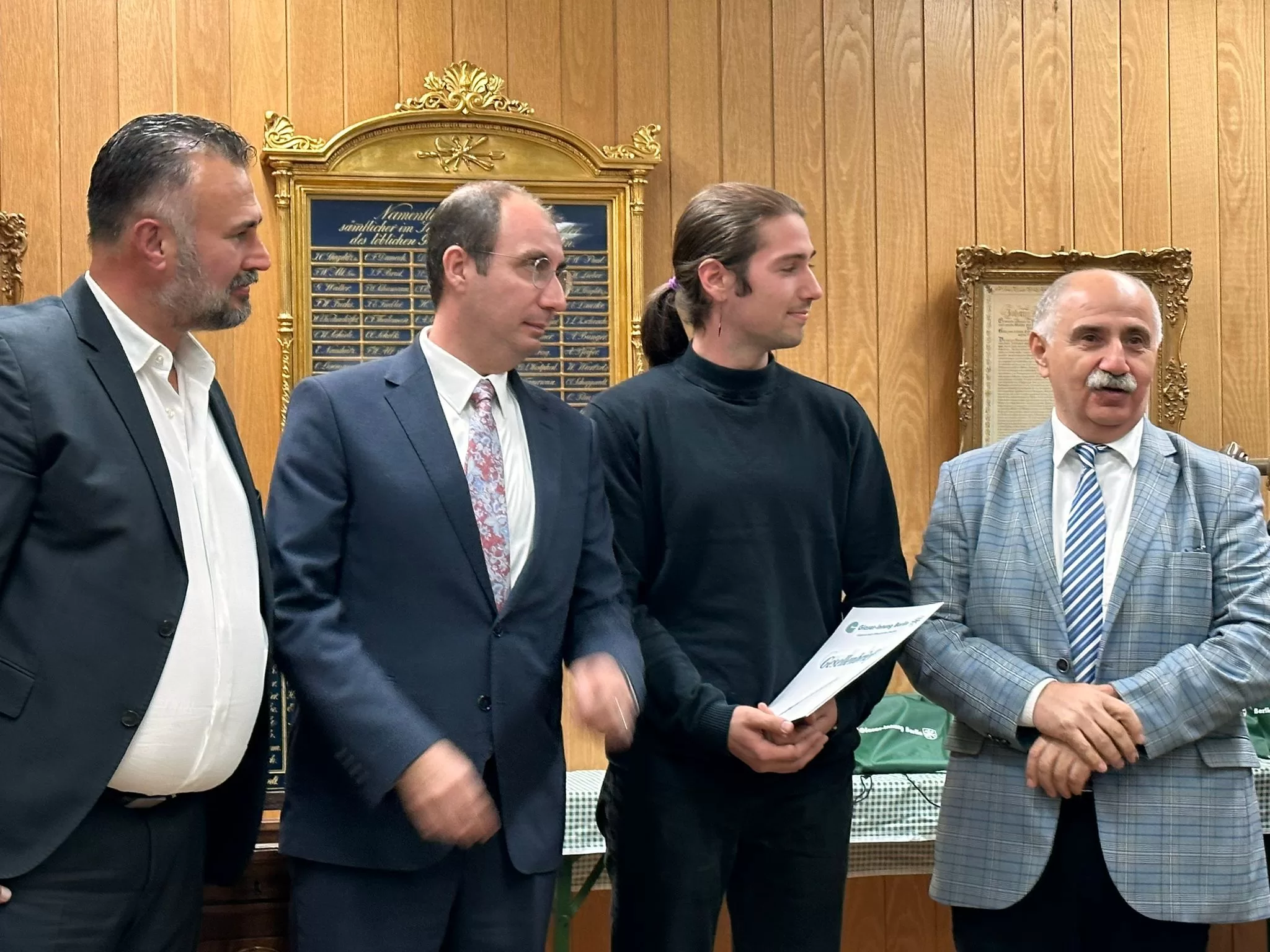 Hem baba hem de patron oldu, oğluna diploma verdi