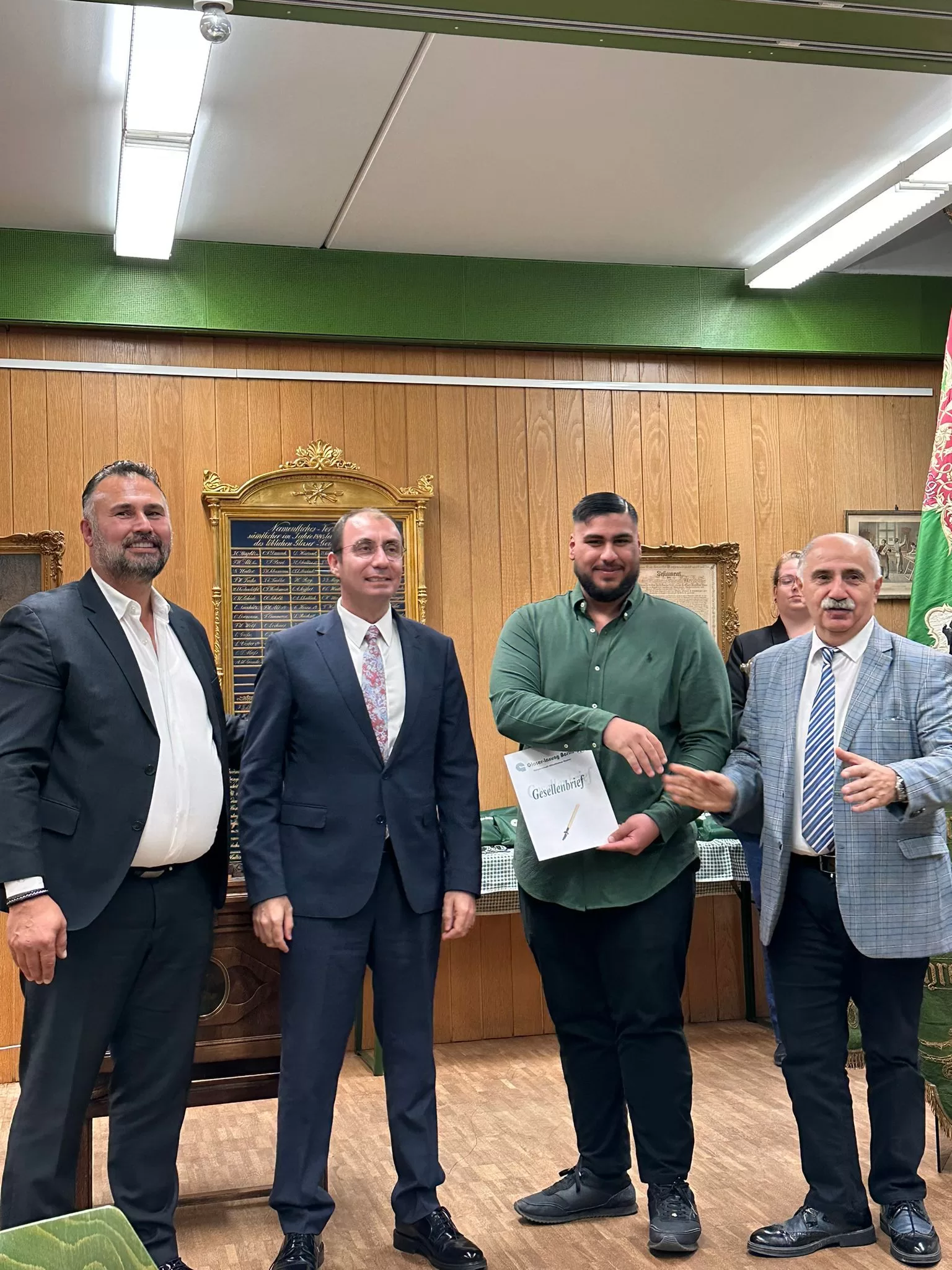 Hem baba hem de patron oldu, oğluna diploma verdi