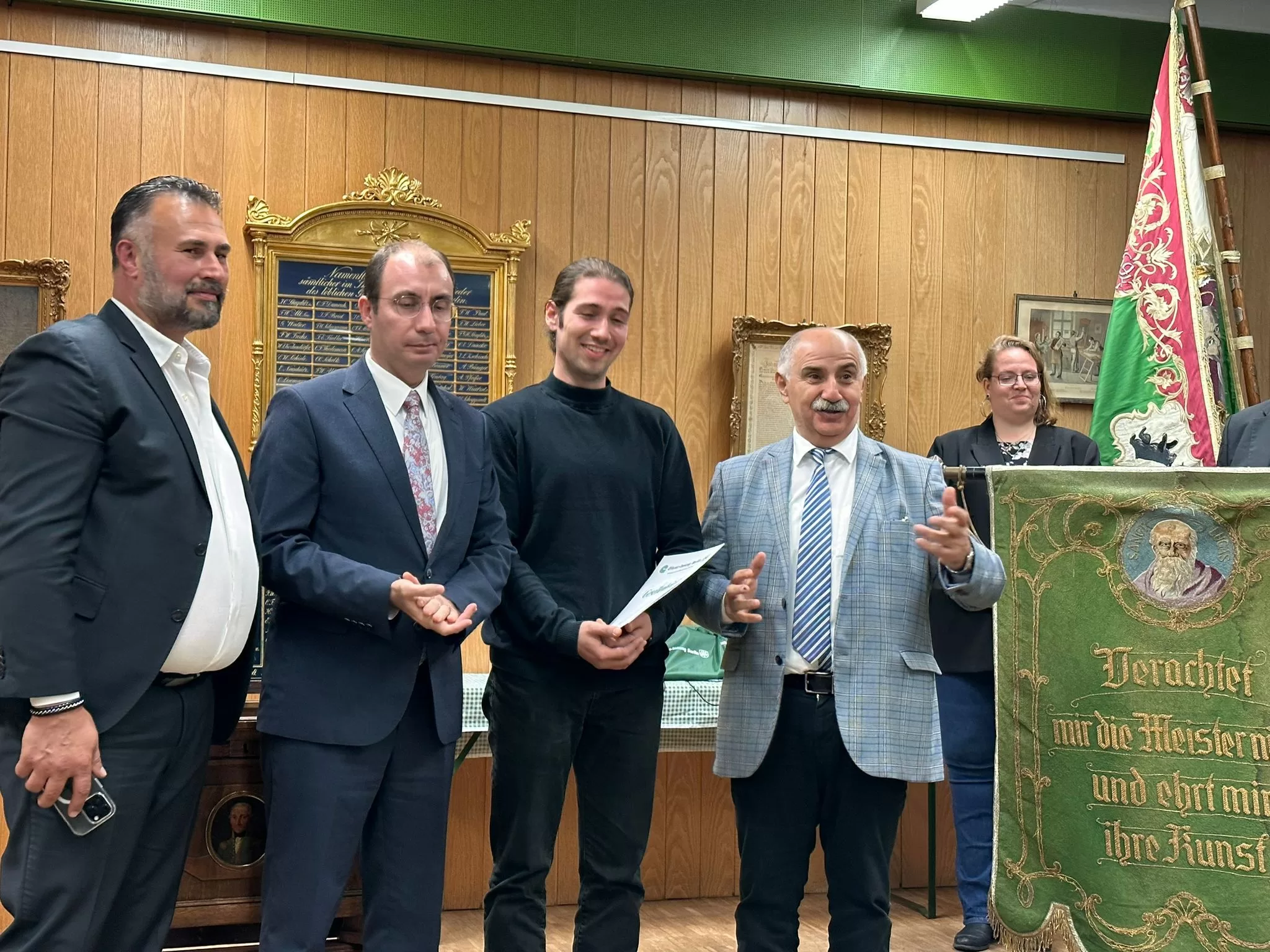 Hem baba hem de patron oldu, oğluna diploma verdi