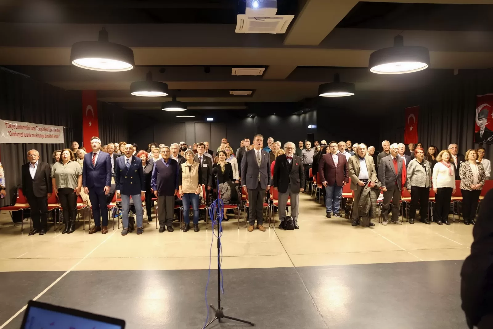 Tarihi konuşma ayakta alkışlandı