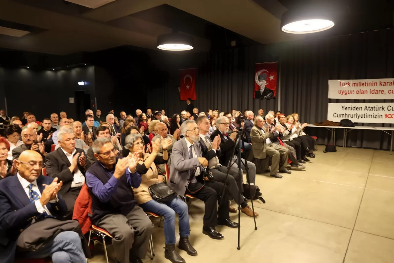 Tarihi konuşma ayakta alkışlandı