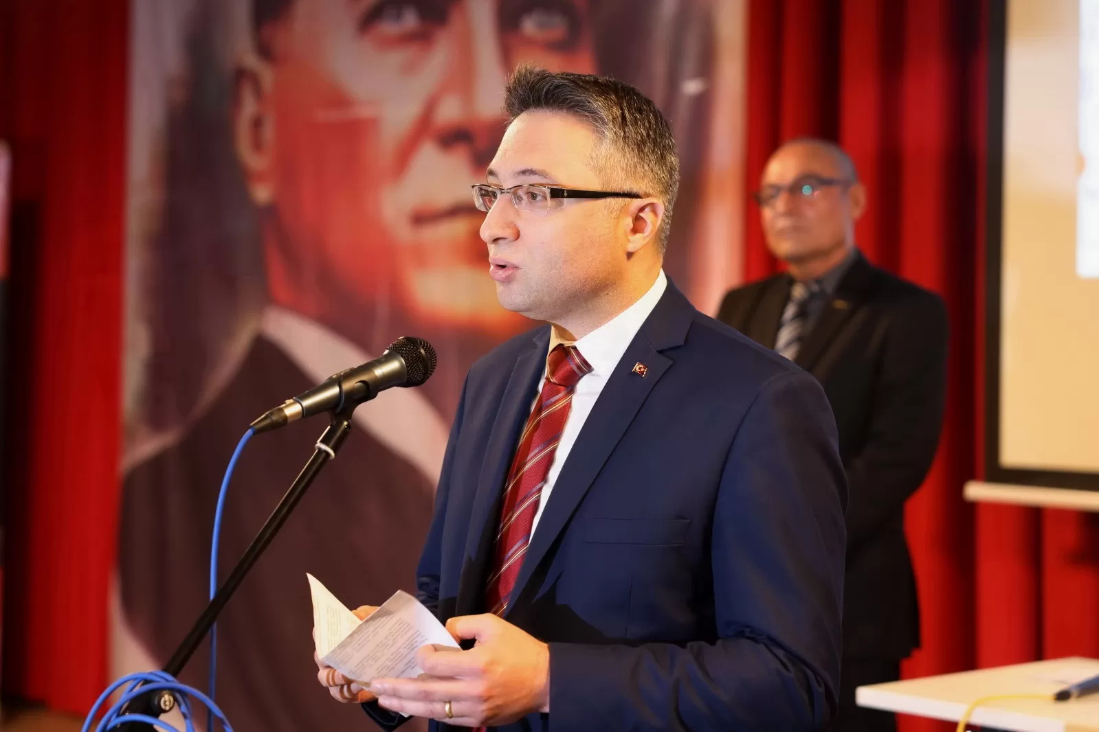 Tarihi konuşma ayakta alkışlandı