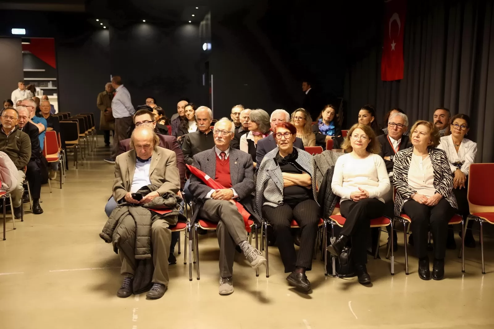 Tarihi konuşma ayakta alkışlandı
