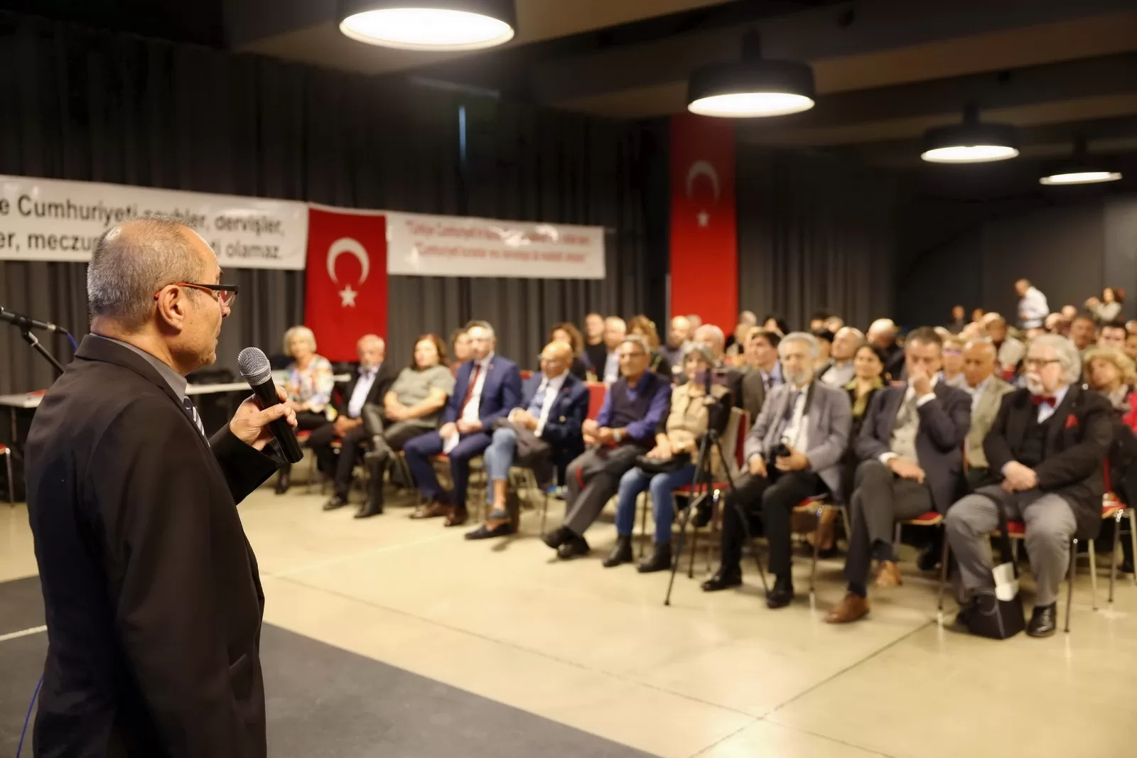 Tarihi konuşma ayakta alkışlandı