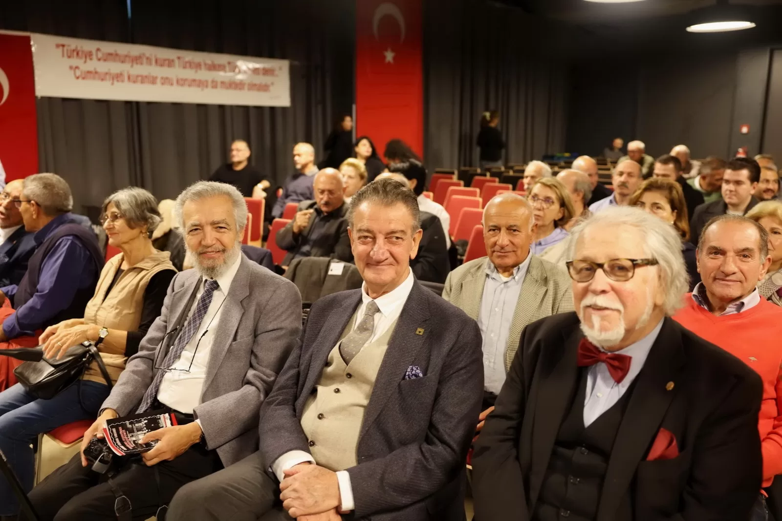 Tarihi konuşma ayakta alkışlandı
