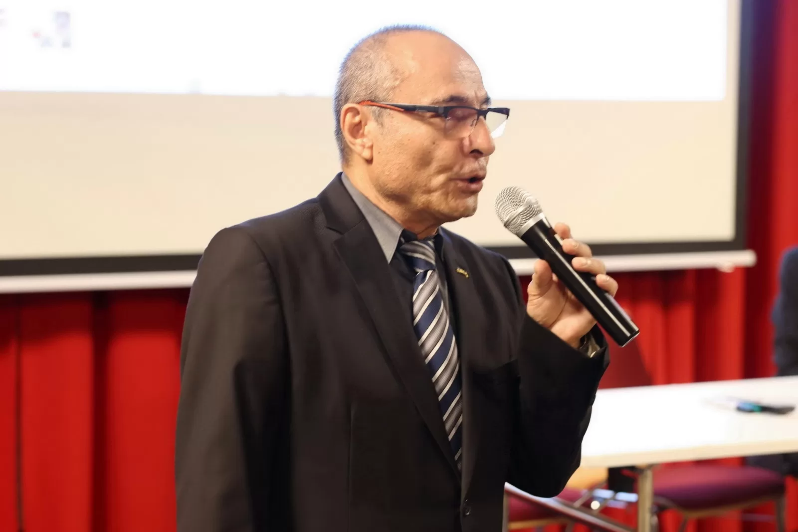 Tarihi konuşma ayakta alkışlandı