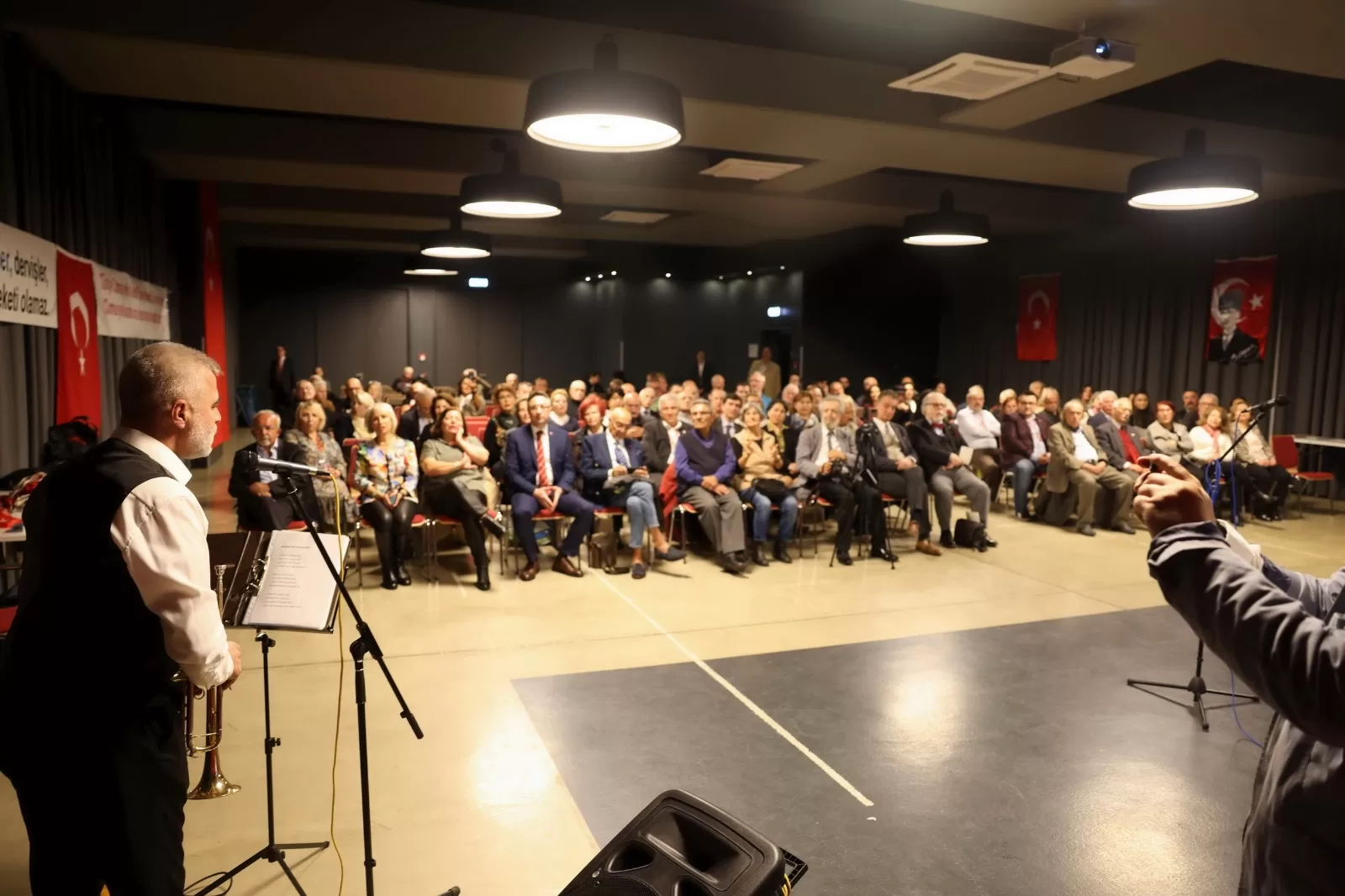 Tarihi konuşma ayakta alkışlandı