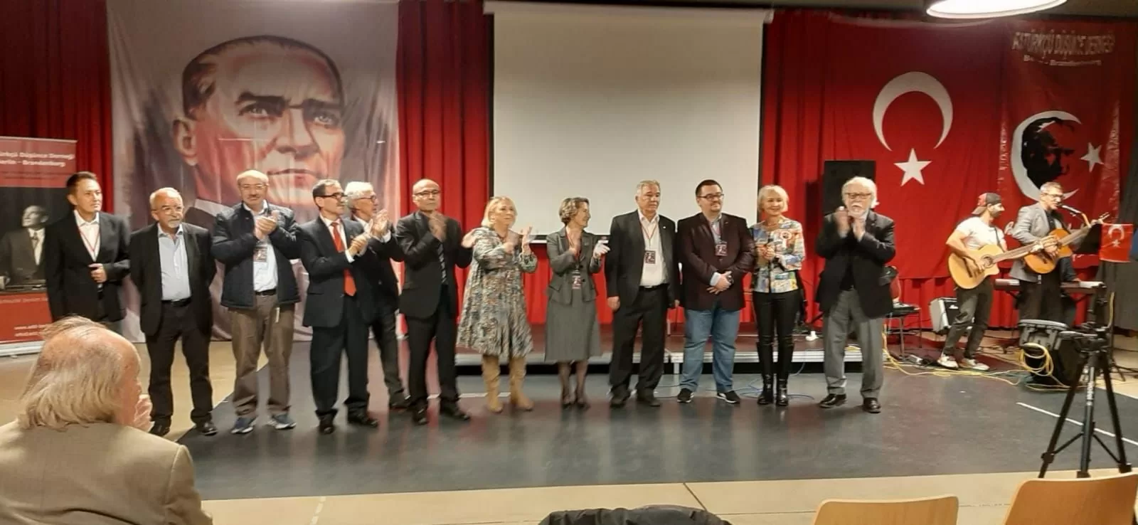 Tarihi konuşma ayakta alkışlandı
