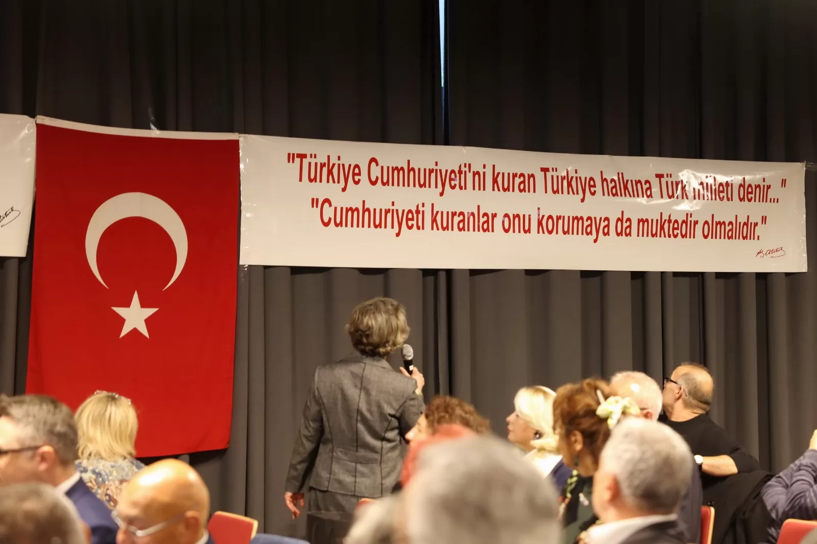 Tarihi konuşma ayakta alkışlandı