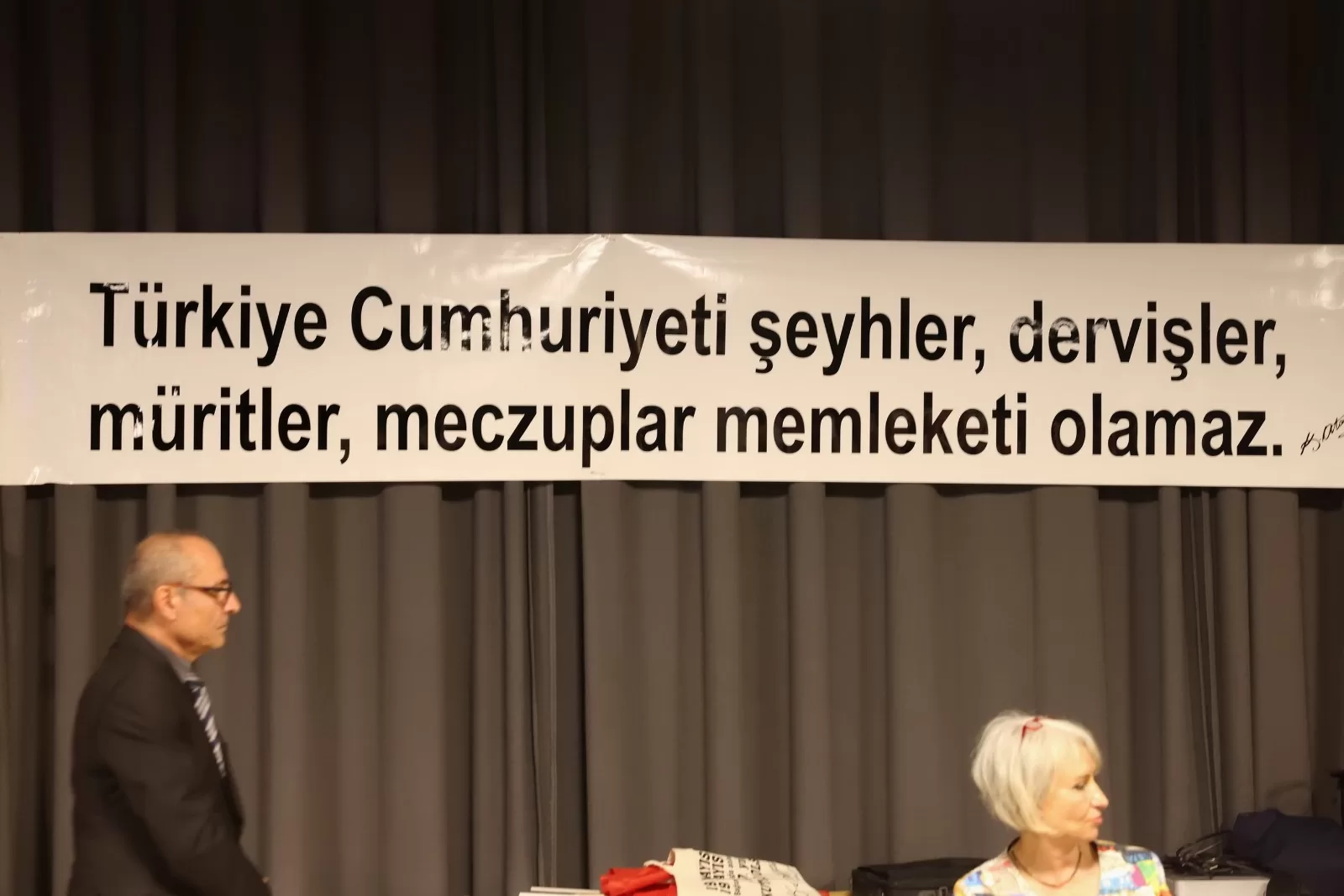Tarihi konuşma ayakta alkışlandı