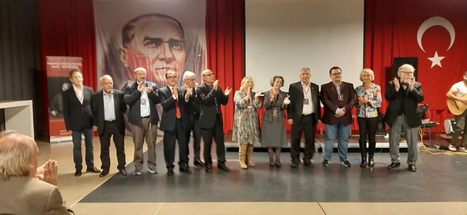 Tarihi konuşma ayakta alkışlandı
