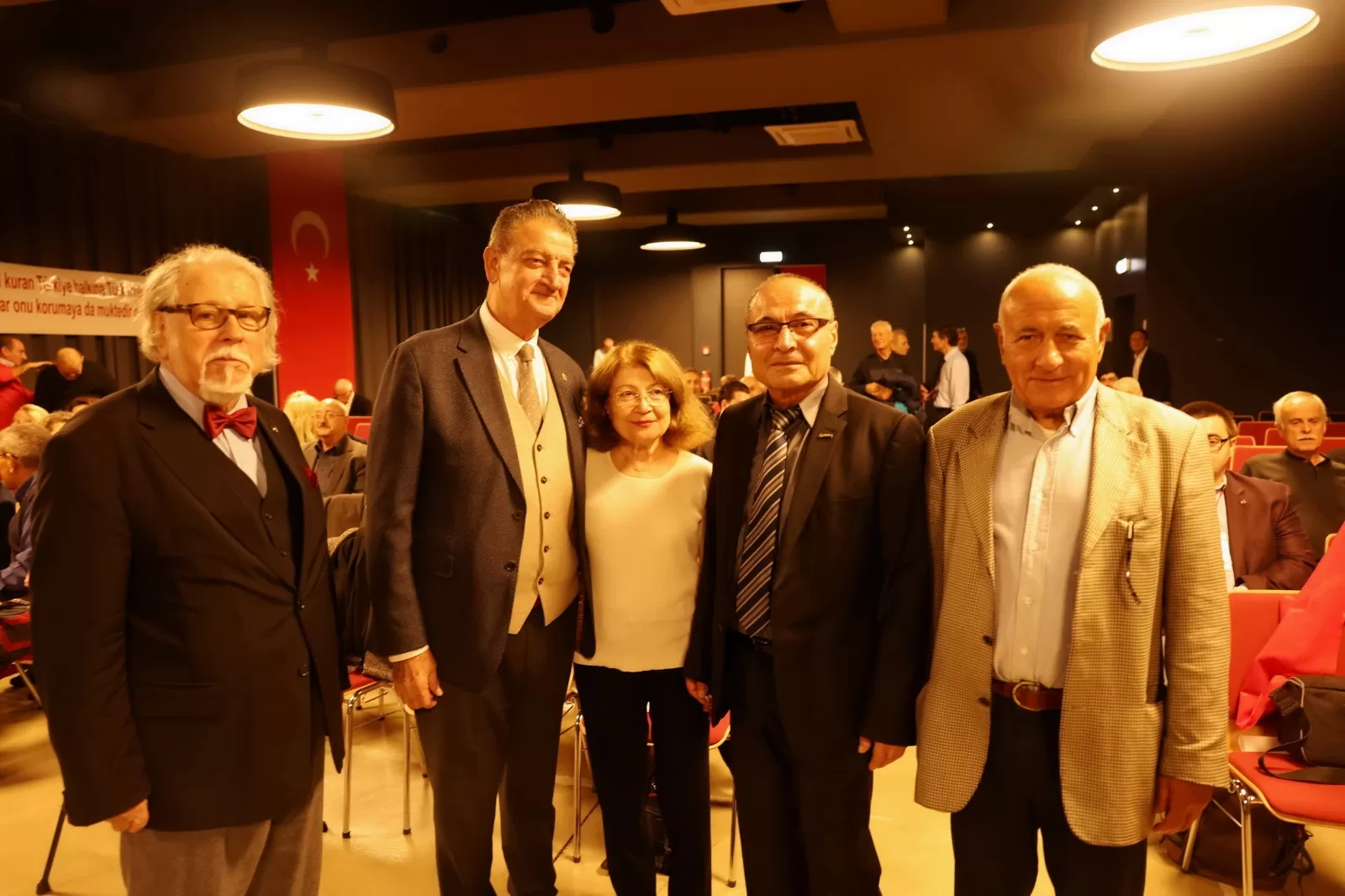 Tarihi konuşma ayakta alkışlandı
