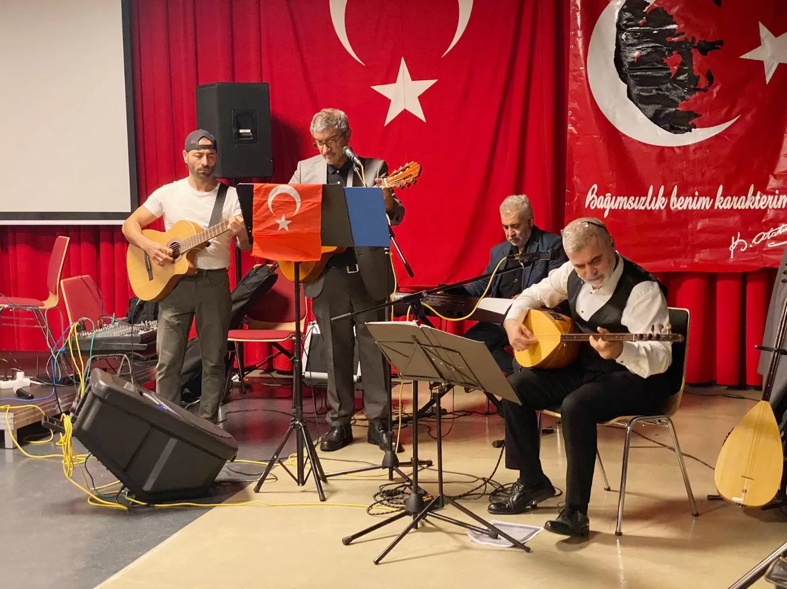 Tarihi konuşma ayakta alkışlandı