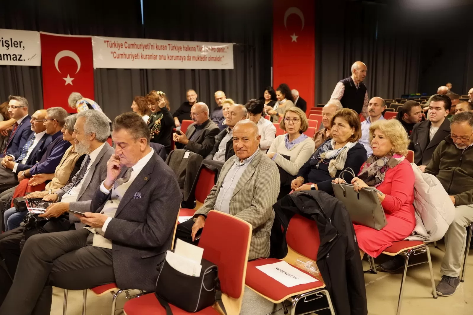 Tarihi konuşma ayakta alkışlandı