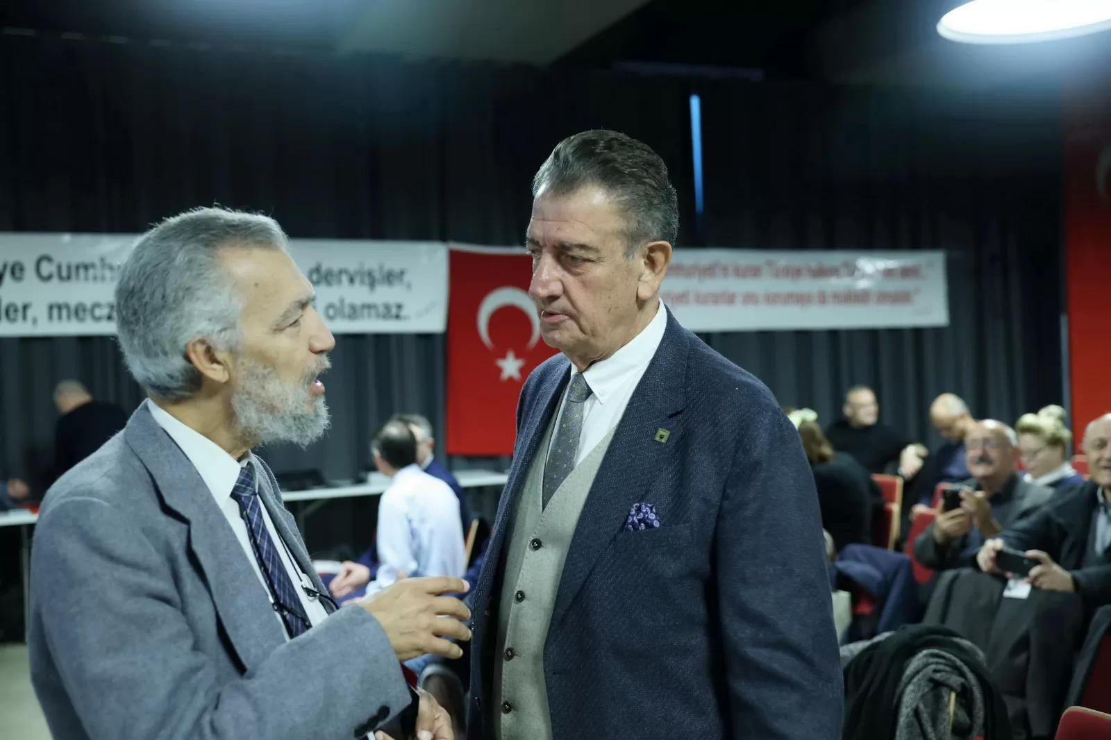Tarihi konuşma ayakta alkışlandı