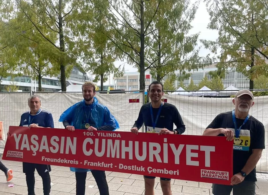 Frankfurt Maratonu’nda “Yaşasın Cumhuriyet” pankartı