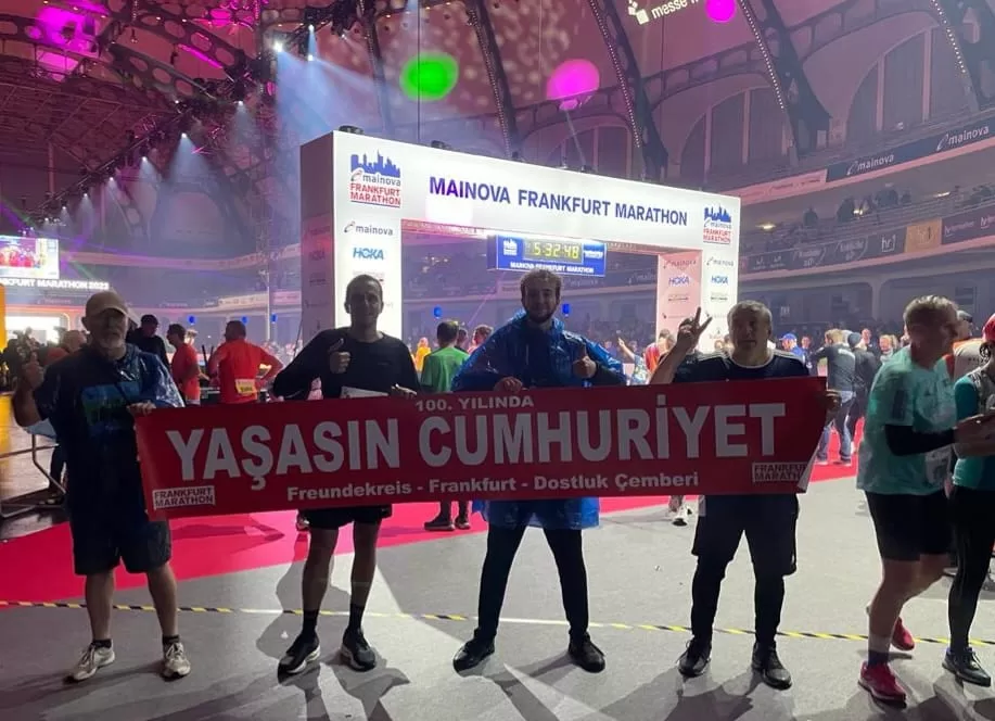 Frankfurt Maratonu’nda “Yaşasın Cumhuriyet” pankartı
