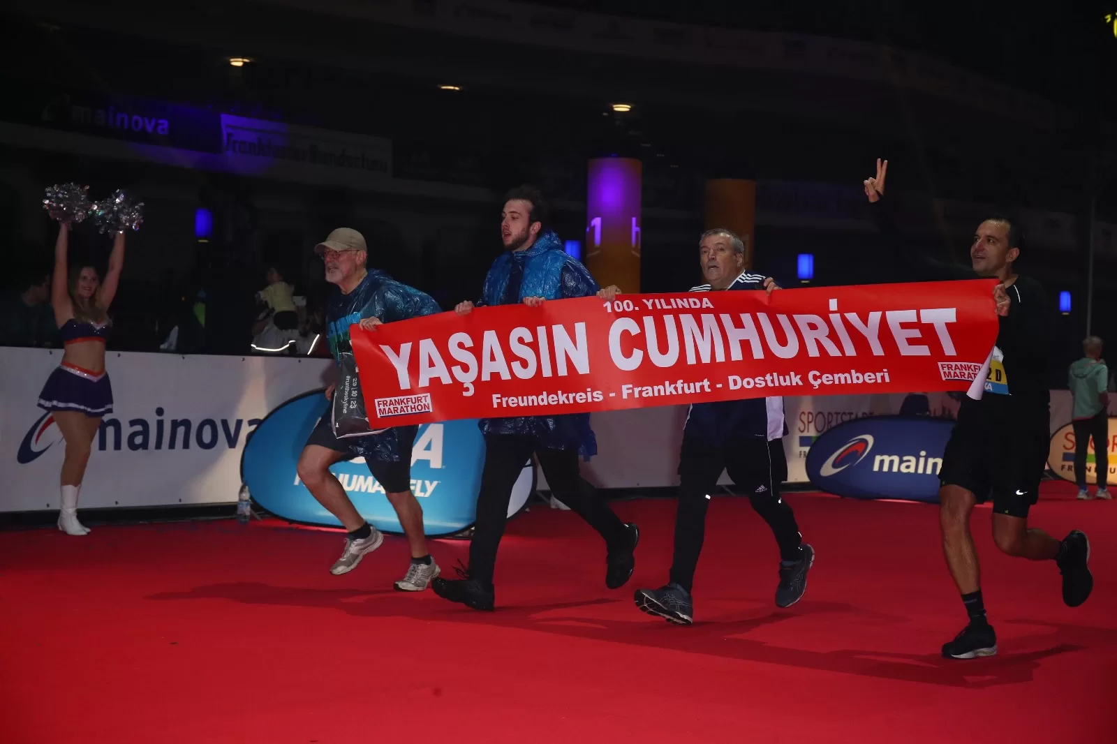 Frankfurt Maratonu’nda “Yaşasın Cumhuriyet” pankartı