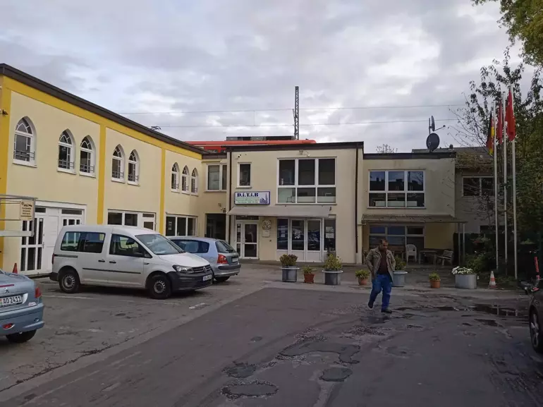 Almanya'da 3 camiye ırkçı tehditler içeren paketler gönderildi