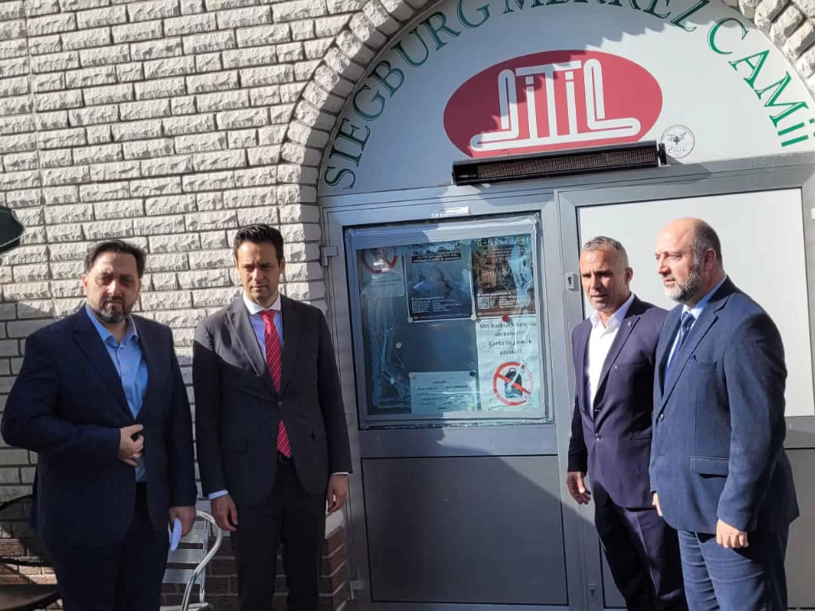 Başkonsolos Kaya saldırıya uğrayan camiyi ziyaret etti