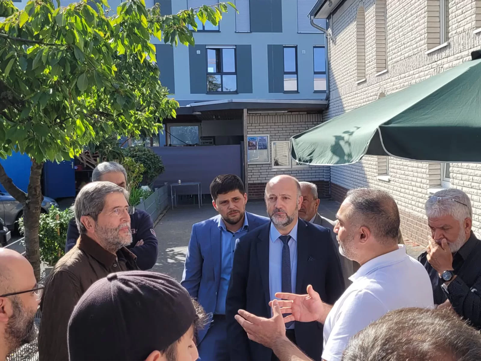 Başkonsolos Kaya saldırıya uğrayan camiyi ziyaret etti