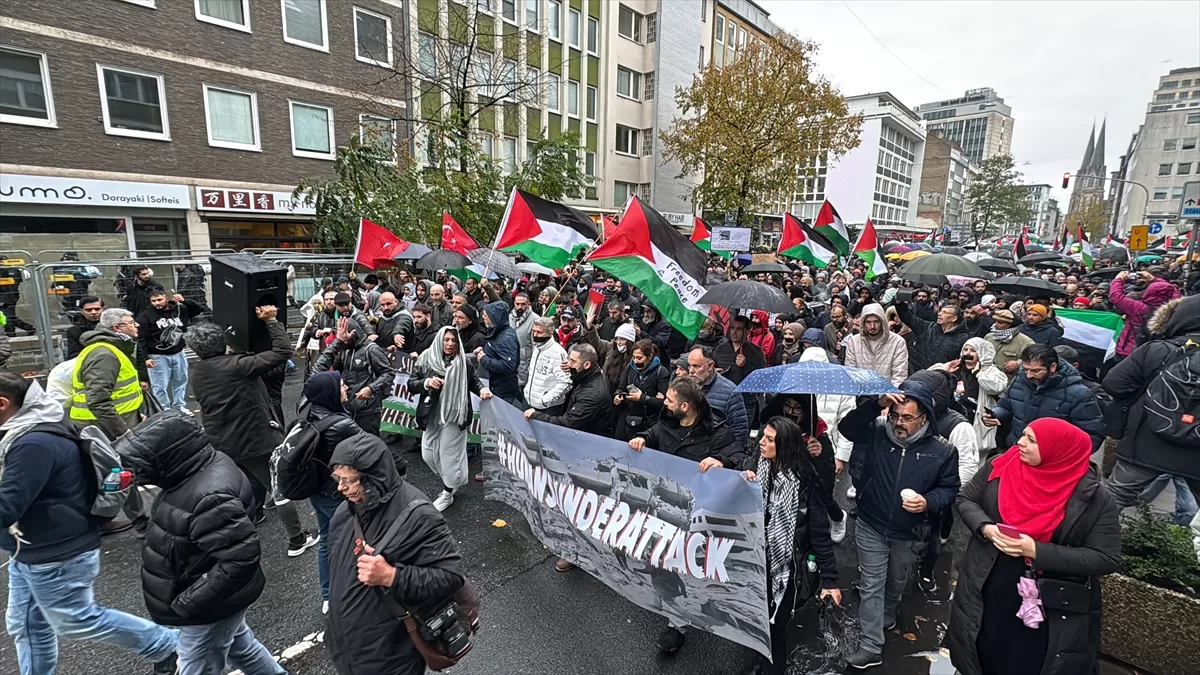 Düsseldorf'taki Filistin yürüyüşüne 17 binden fazla kişi katıldı
