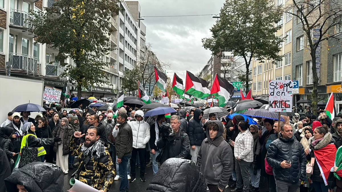 Düsseldorf'taki Filistin yürüyüşüne 17 binden fazla kişi katıldı