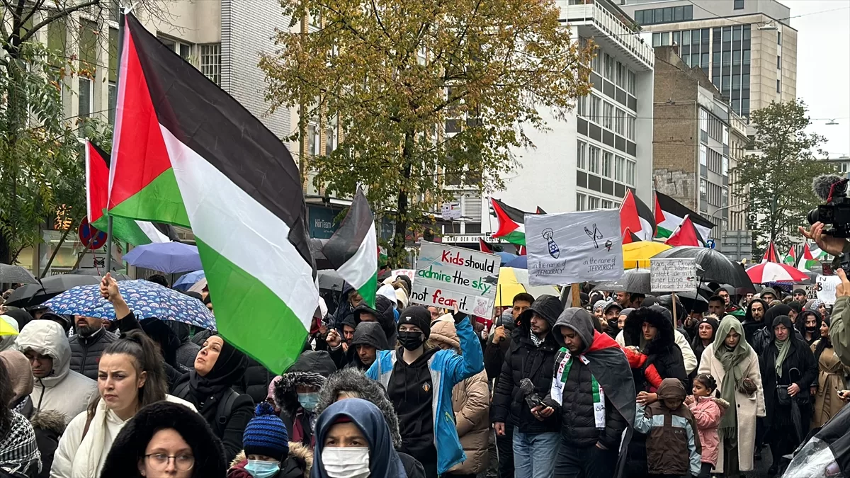 Düsseldorf'taki Filistin yürüyüşüne 17 binden fazla kişi katıldı