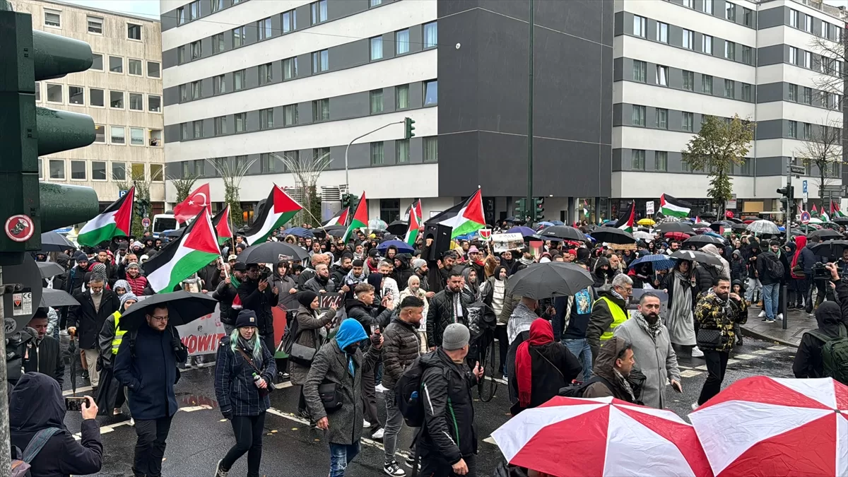 Düsseldorf'taki Filistin yürüyüşüne 17 binden fazla kişi katıldı