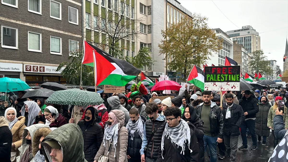 Düsseldorf'taki Filistin yürüyüşüne 17 binden fazla kişi katıldı