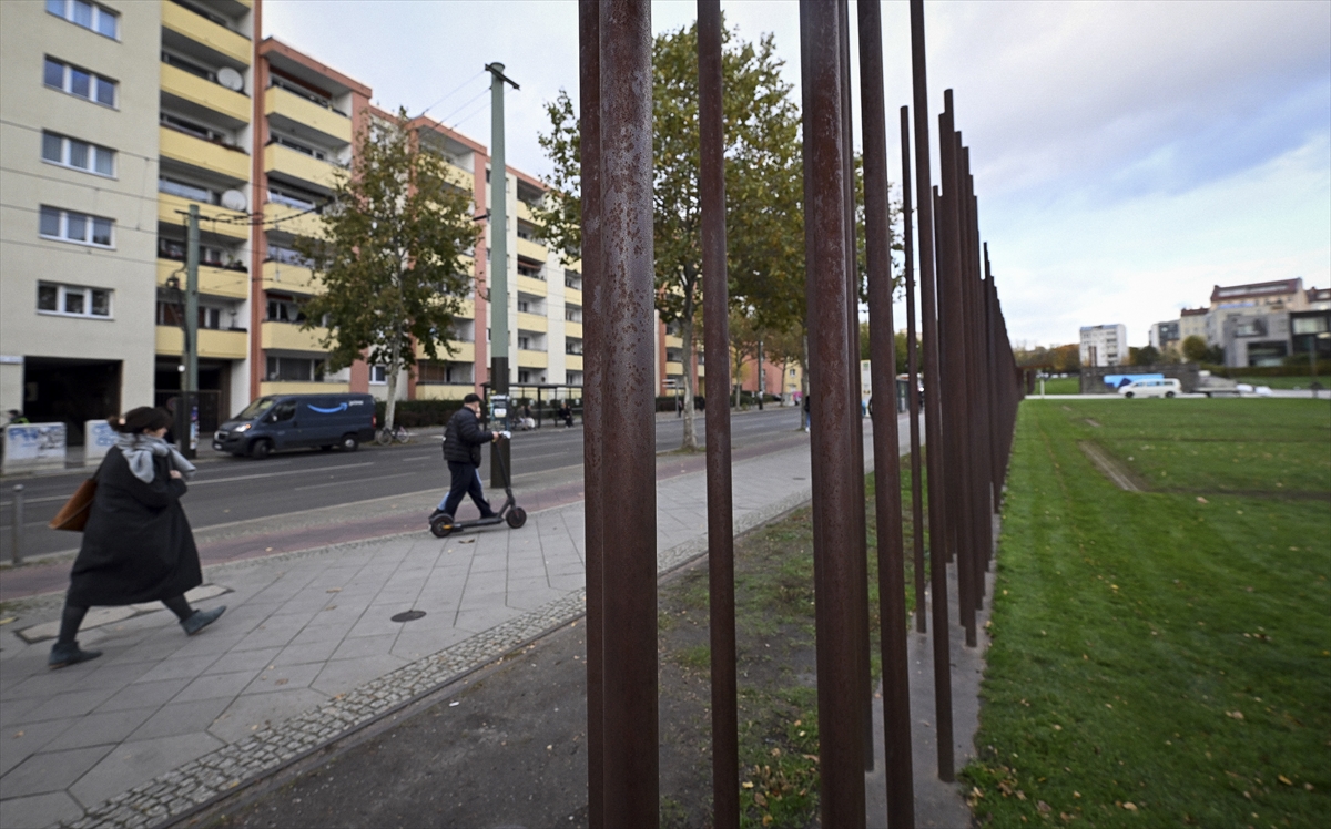 "Berlin Duvarı"nın yıkılışının üzerinden 34 yıl geçti