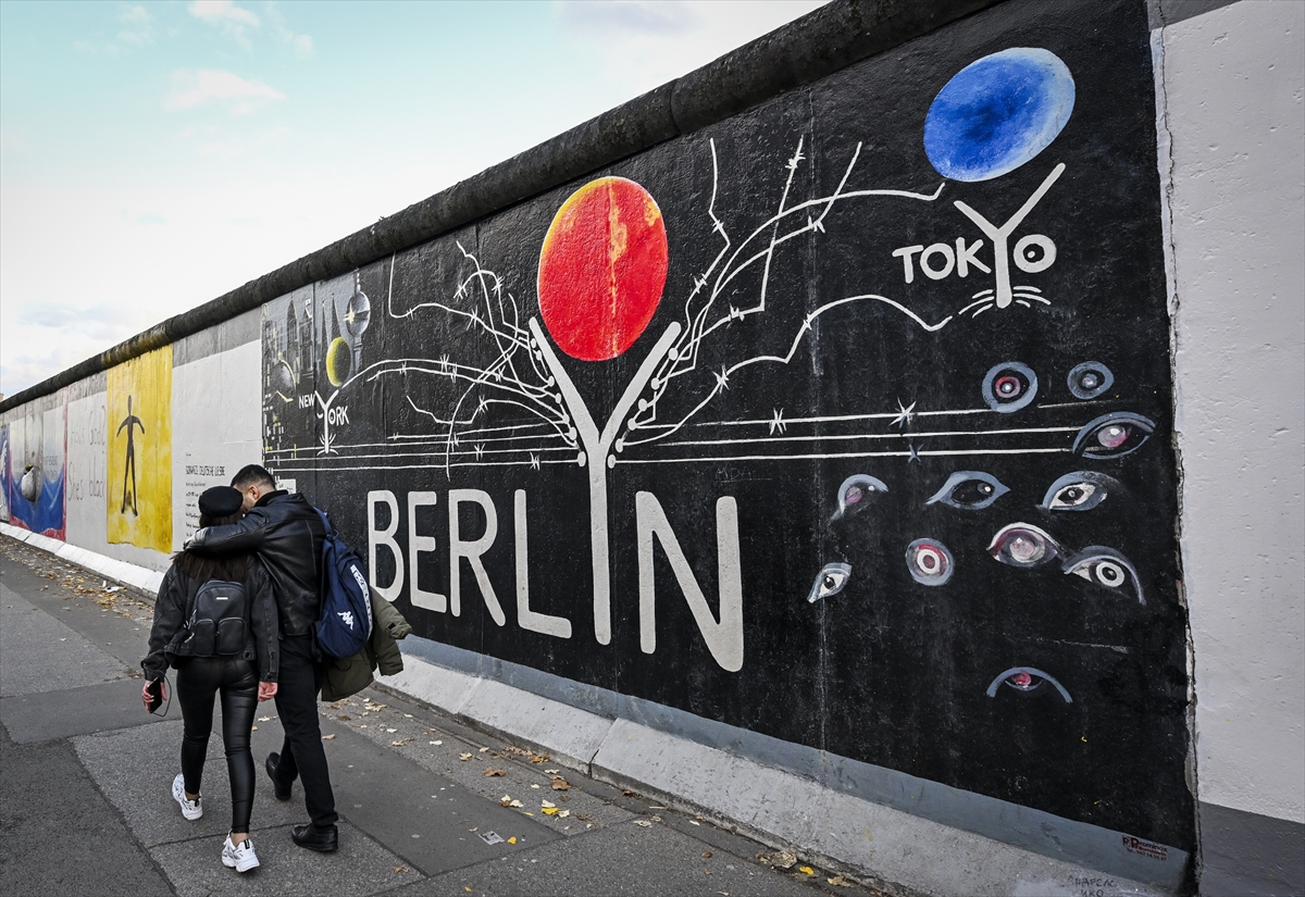 "Berlin Duvarı"nın yıkılışının üzerinden 34 yıl geçti