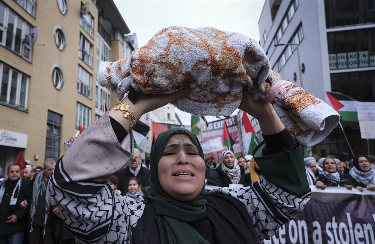 Berlin`de, İsrail'in Gazze'ye saldırıları protesto edildi