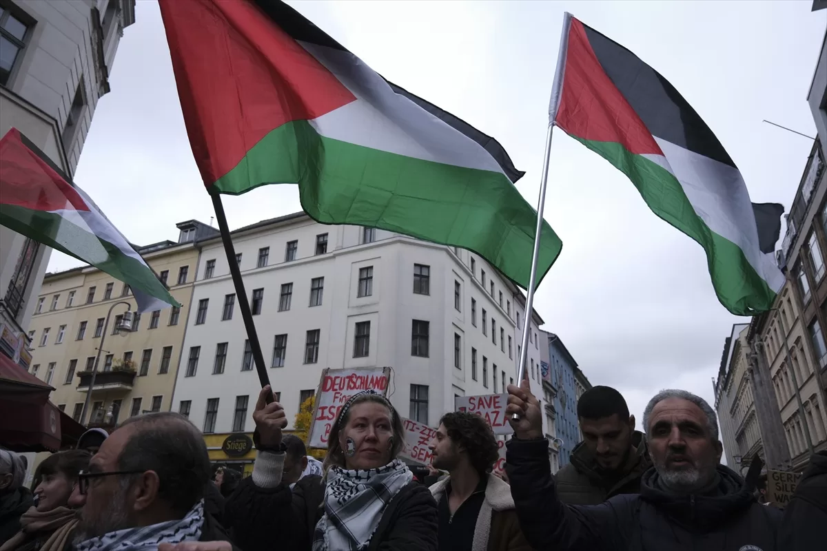 Berlin`de, İsrail'in Gazze'ye saldırıları protesto edildi