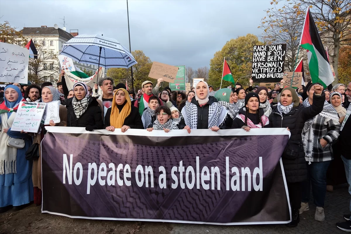 Berlin`de, İsrail'in Gazze'ye saldırıları protesto edildi