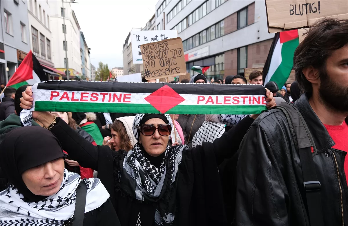 Berlin`de, İsrail'in Gazze'ye saldırıları protesto edildi