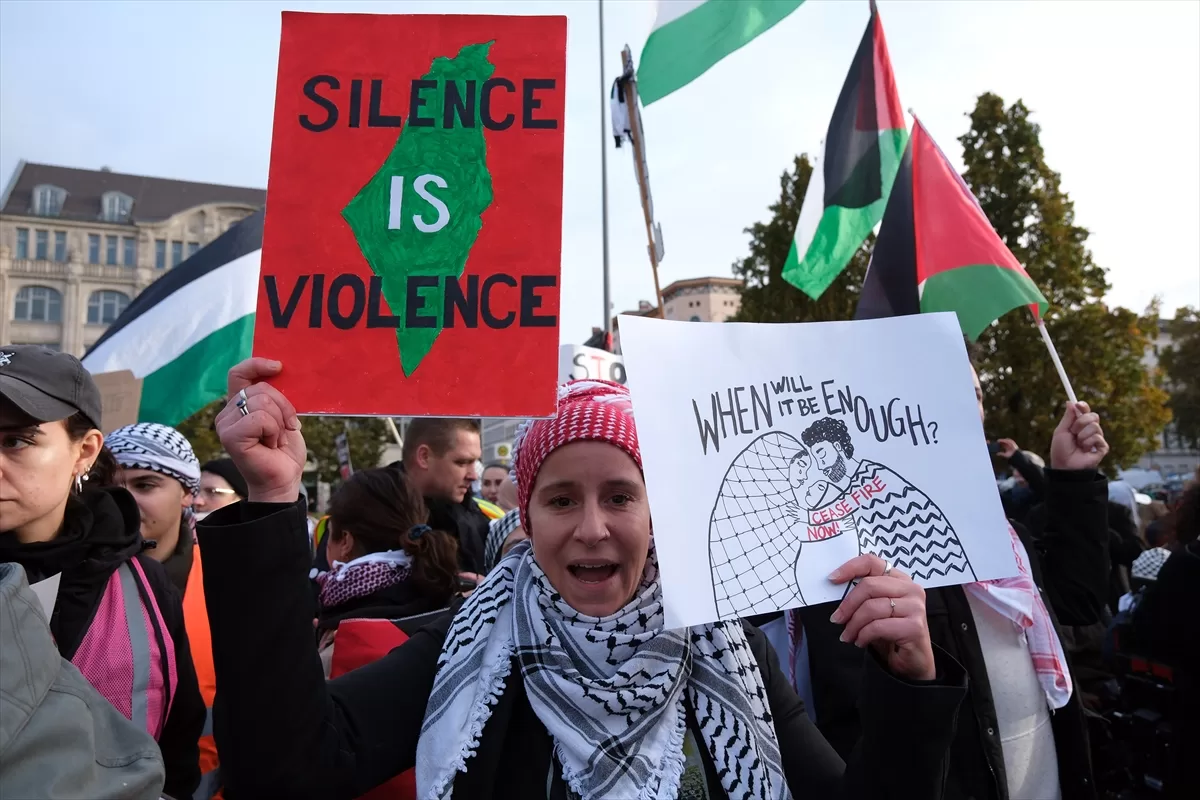 Berlin`de, İsrail'in Gazze'ye saldırıları protesto edildi