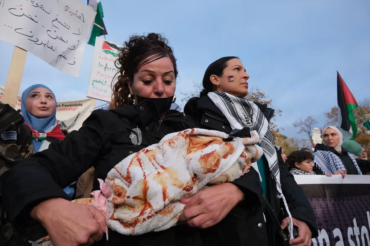 Berlin`de, İsrail'in Gazze'ye saldırıları protesto edildi