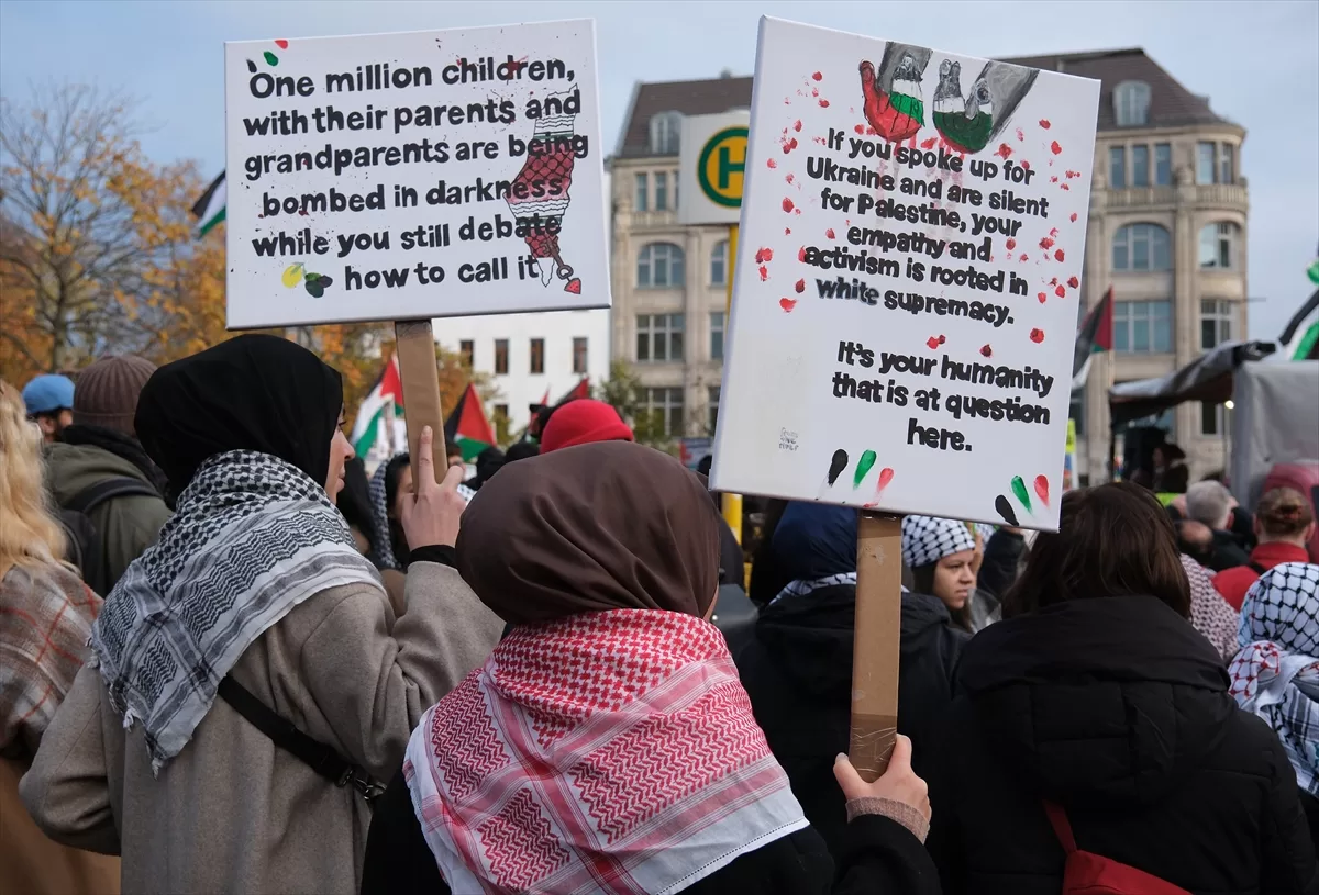 Berlin`de, İsrail'in Gazze'ye saldırıları protesto edildi