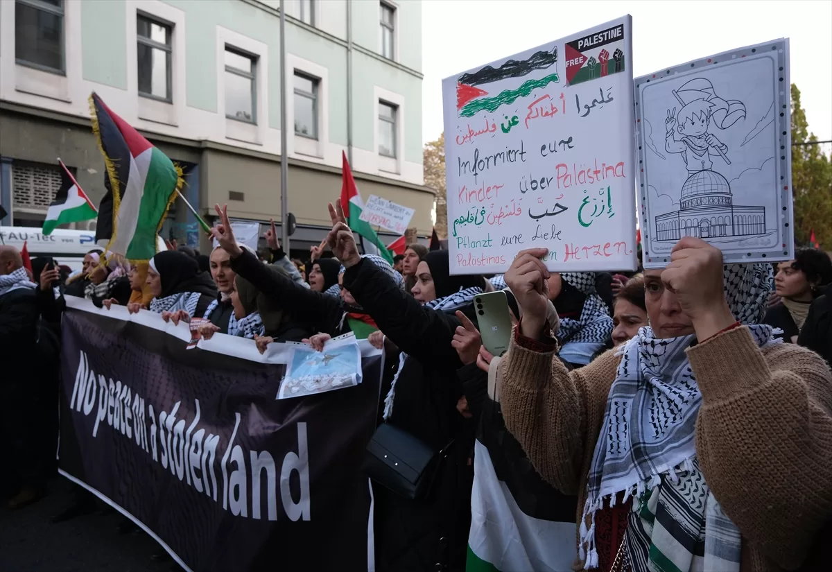 Berlin`de, İsrail'in Gazze'ye saldırıları protesto edildi