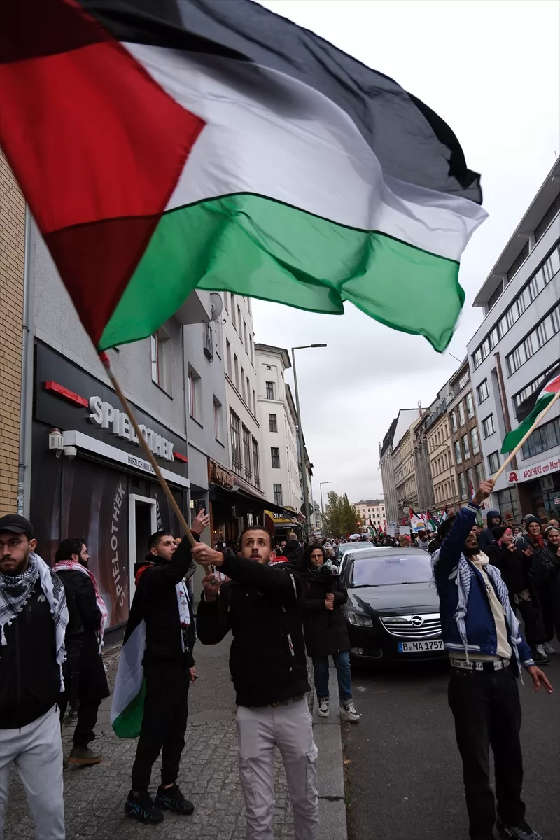 Berlin`de, İsrail'in Gazze'ye saldırıları protesto edildi
